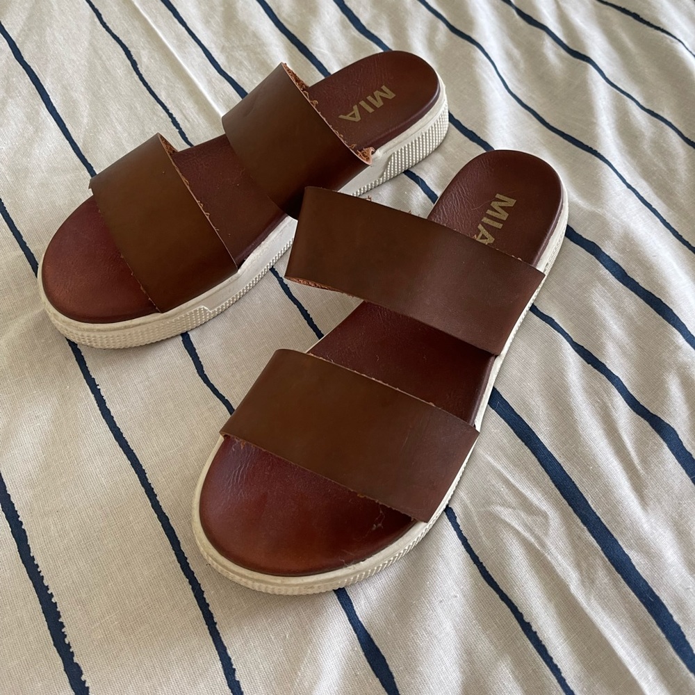 Mia sandals